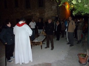 Arrêt du cortège dans la via Guglielmi pour une des ultimes stations