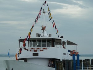 Traghetto décoré de pavillons multicolores pour la Fête de la Libération