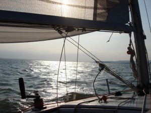 Magie de la voile sur le lac en fin de journée ...