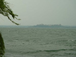 Vue sur Castiglione del Lago avec le Trasimène qui commence à se réveiller...