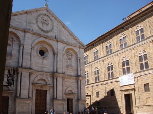 Le Duomo de Pienza et le palais pontifical des Piccolomini (propriété de leur famille jusque dans les années 60' du XX° siècle)