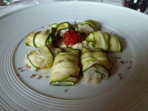 Paupiette de courgettes farcies de lard de Colonnata et de pecorino frais de Pienza, servies avec une sauce au noix de Sorrente