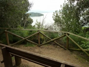 Le troisième point de vue sur l'Isola Minore dispose d'un banc