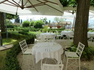 Une large et rès belle terrasse...