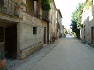 Dopo le sei o le stte, reunione di donne nella via Guglielmi "liberata"...