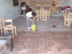 Si vede proprio bene sul pavimento la necessità e l'efficacia della pulizia...