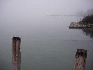 Le brouillard sur le lac Trasimène et ses rives est parfois si opaque que sans GPS nautique la traversée devient hasardeuse même pour les pêcheurs locaux...