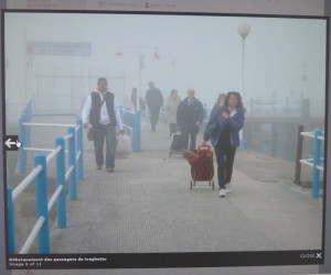 Glissez la souris au niveau de la moitié du bord gauche et la flèche apparaît qui vous permet de retourner en arrière.