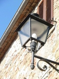 Lampione della via Guglielmi dopo l'intervenzione degli operai comunali questa settimana