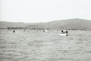 De très nombreux esquifs accompagnèrent la traversée de la statue du saint