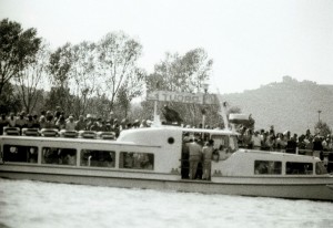 Embarquement de la statue sur un traghetto à Tuoro