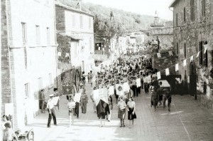 Un cortège impressionnant conduisit alors la statue à travers en direction de la plage et de la strada di lungolago