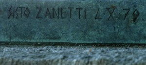 Signature du sculpteur au pied de la statue de saint François