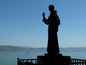 La statue de saint François mise en place