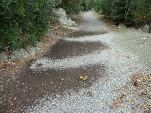 Strada di lungolago : le gravier semble garder les traces d'une morsure par des dents gigantesques