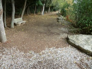 Ici, la coulée de terre a littéralement terrassé le malheureux gravier de départ...