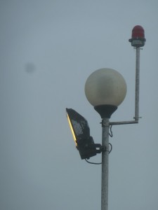 Le phare anti-brouillard ne perce pas vraiment la camisole ouatée qui enferme le paysage