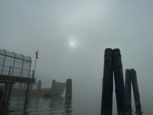 Photo prise de la passerelle arrière du traghetto avant son départ de l'Isola Maggiore