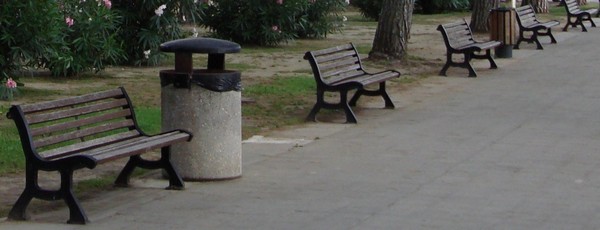 Alignement de bancs solitaires, hors saison touristique, à Passignano (Lac Trasimène)