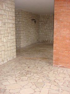 C'est une maison vide qui nous accueillit...