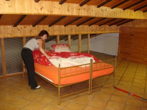 Une chambre à coucher de fortune sous les combles...