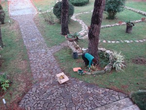 Fabienne prend immédiatement possession de "son" jardin !