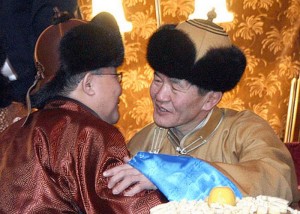 Salutations et souhaits réciproques. Traiditionnelement, les personnes tiennent un "Khadag" (long et étroit morceau de soie jaune, blanche ou bleue) danss leur bras