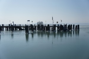Il pontile, nuova piazzetta per gli isolani temerari...