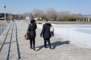 Maria-Pia e la Silvia arrivate a Tuoro-Navaccio dove il lago è ghiacciato...