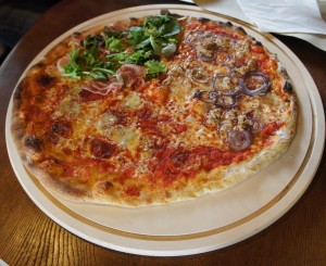 Une de ces bonnes pizzas du nouveau IL MOLO à l'Isola Maggiore