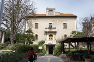 Hôtel DECO à Ponte San Giovanni; le restaurant est à gauche dans l'allée