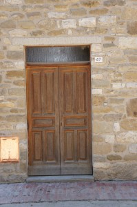 Leur porte particulière dans la via Guglielmi.