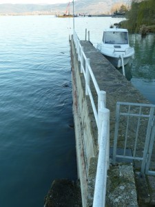 Le versant extérieur de notre digue, sans aucun rocher visible, le 9/03/2011