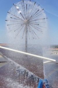 Piazza Dante Alighieri : vue de la fontaine inaugurée le 16 octobre 2011 - Production de son petit arc-en-ciel, dans le coin inférieur droit.