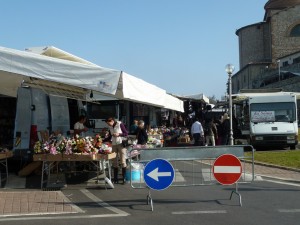 Et nous voilà arrivés à la Piazza D'Alighieri où se termine notre traversée de ce beau marché.