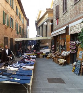 Deuxième partie de la Via Vittorio Emanuele, en direction de la Porta Senese.