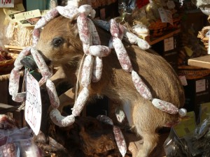 Les commerces locaux ne nous laisse pas oublier que le sanglier est une des grandes spécialités culinaires de l'Ombrie