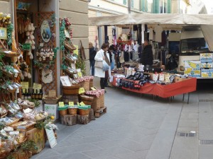 Via Vittorio Emanuele, mélange des étals du marché et des étalages des commerces locaux.
