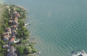 Vue aérienne sur la moitié sud de la via Guglielmi, unique rue de l'Isola Maggiore.