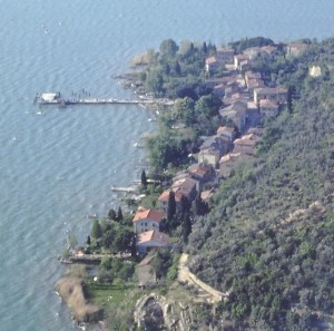 Vue aérienne sur l'ensemble de la via Guglielmi et sur le "pontile" destiné aux "traghetti".