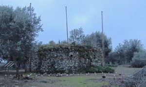 La structure métallique est placée au pied du moulin et garnie de ses ampoules électriques.