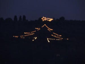 De nuit, l'étoile filante et sapin de Noël de l'Isola Maggiore.