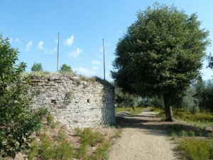 Le moulin surmonté de mâts métalliques, et, à droite, la strada panoramica del Molino - Juillet 2011