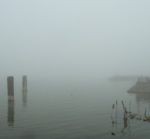 Vue sur une des deux darses ( à droite ) de l'Isola Maggiore par temps de brouillard - 2/11/2012, 09:20