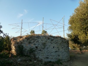 La structure métallique (étoile et sa traînée) redressée et installée grâce aux trois pieux du moulin - 22/11/2012.