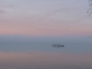 Le traghetto du soir approche de l'Isola Maggiore - 4/01/2013, 16:50