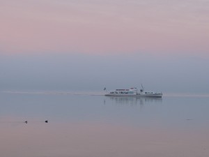 Le traghetto vespéral passe près de notre maison avant de virer vers le pontile de l'Isola Maggiore - 4/01/2013, 16:50