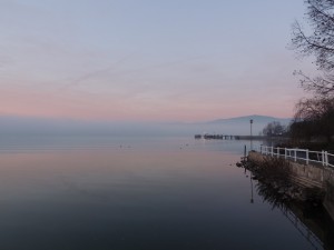 A droite, la jetée de notre port privé, derrière le jetée de l'Isola Maggiore et, tout au fond la rive et les collines qui la surplombent - 4/01/2013, 18:00