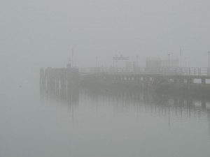 Le pontile des traghetti à Tuoro-Navaccia en plein brouillard.
