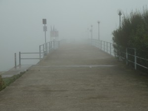 Au pied du pontile des traghetti , on n'en voit que le début et en aucun cas ses deux puissants phares de signalisations.